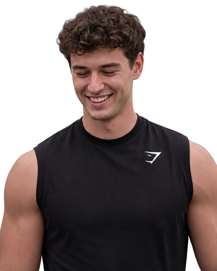 Peter Sailer lachend im Training-Outfit